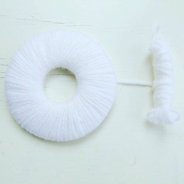 Yarn pom poms, yarn poms, garland poms, P03 White yarn poms, white pom poms